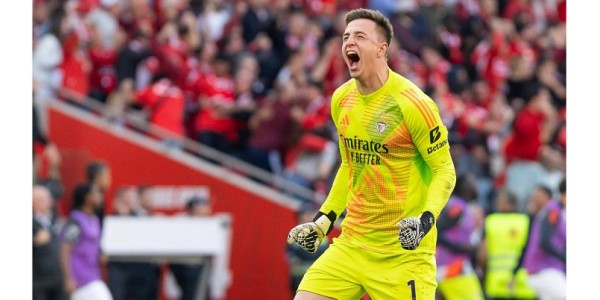 De doelman van Benfica scoort een doelpunt in de Champions League De doelman van Benfica scoort een doelpunt in de Champions League